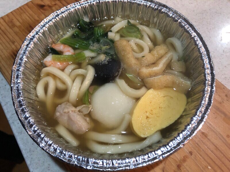 調理したファミリーマートの「だしが決め手　鍋焼きうどん」。うどんにコシがある