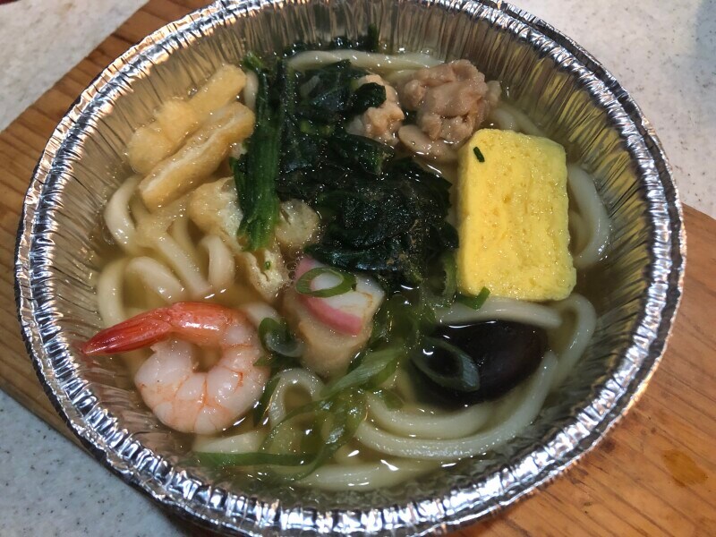 ローソンの「鍋焼きうどん」にはつくねが入っている