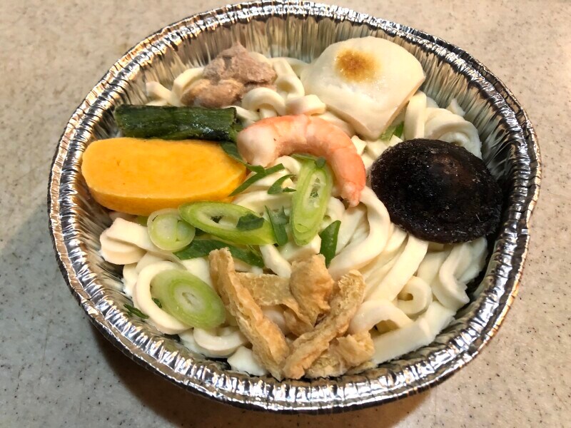 セブンイレブンの鍋焼きうどん「関西風だし香る鍋焼きうどん」は冷凍のまま火にかける