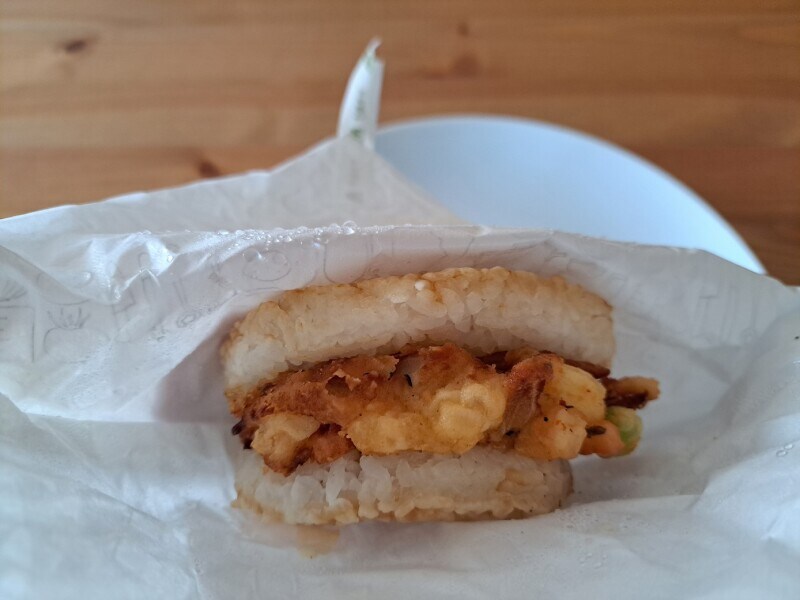 モスバーガーの「モスライスバーガー 海鮮かきあげ(塩だれ)」