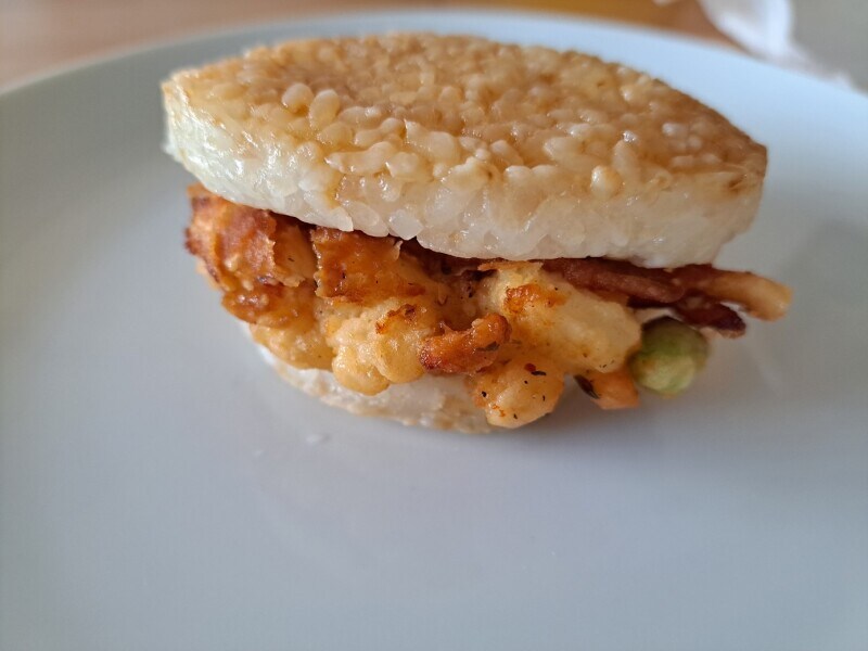 モスバーガーの「モスライスバーガー 海鮮かきあげ(塩だれ)」