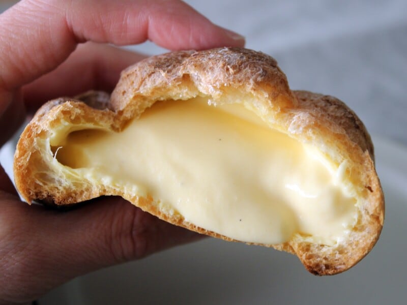 セブンイレブンの「窯焼きシュー　とろ生カスタード」