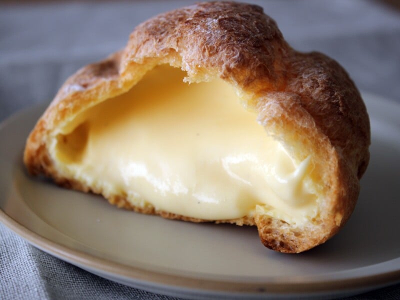 セブンイレブンの「窯焼きシュー　とろ生カスタード」