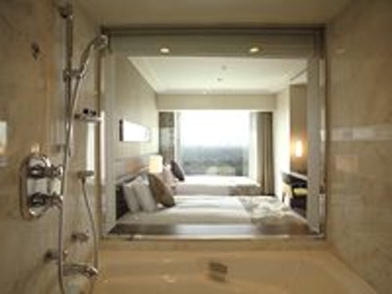 庭園を見渡すバスルーム