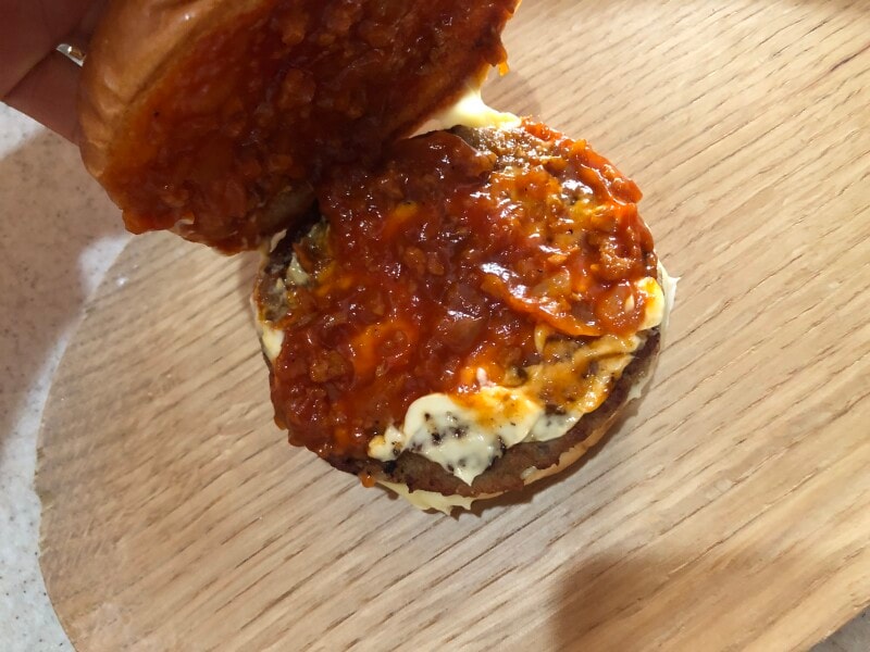 モスバーガーの「ワイワイモスチーズバーガーセット」はミートソースがたっぷり
