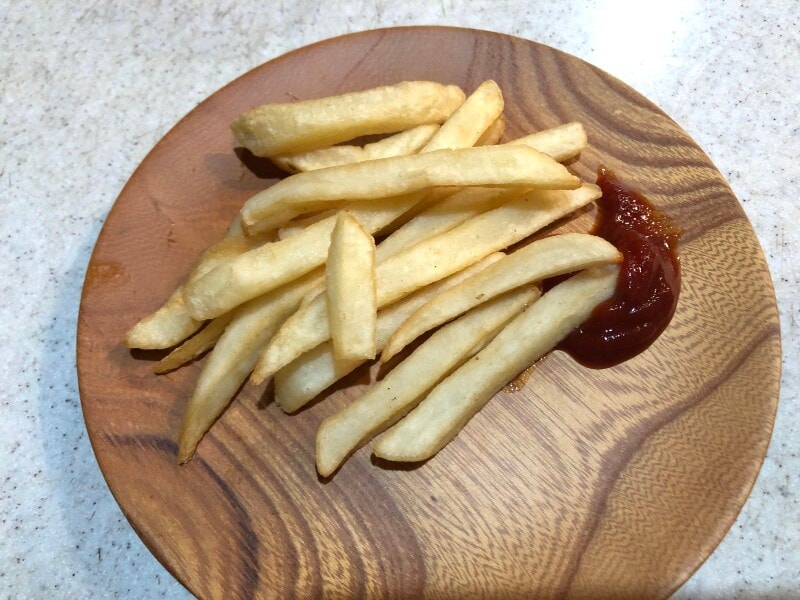 モスバーガーの「ワイワイモスチーズバーガーセット」のポテトは太め。食べ応えもある