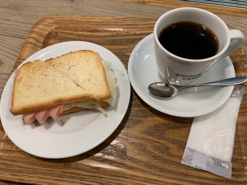 エクセルシオールカフェのモーニング「ジャンボハム・レタスサンド」