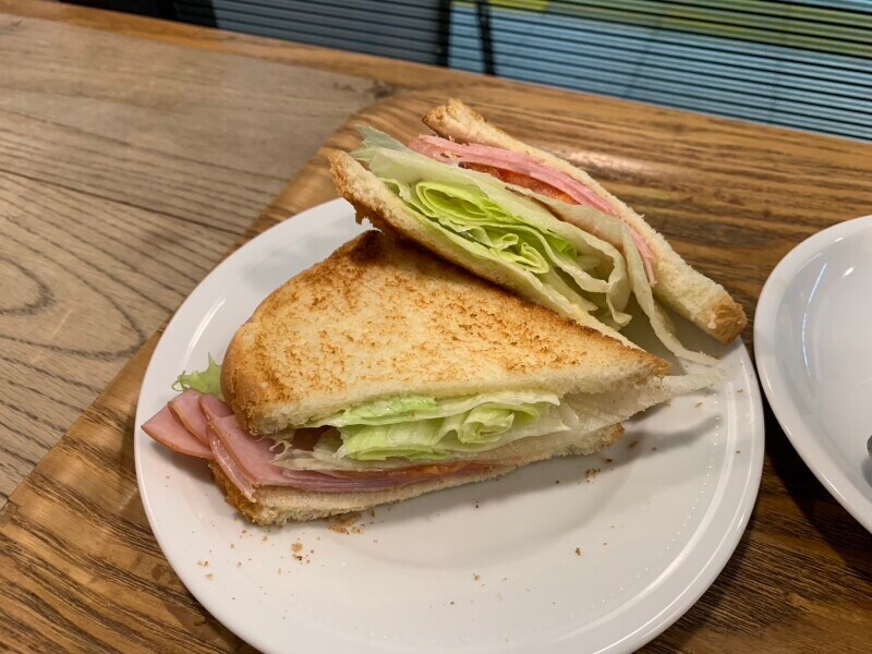 新鮮なレタスやトマト、ボリュームのあるハムが美味しい