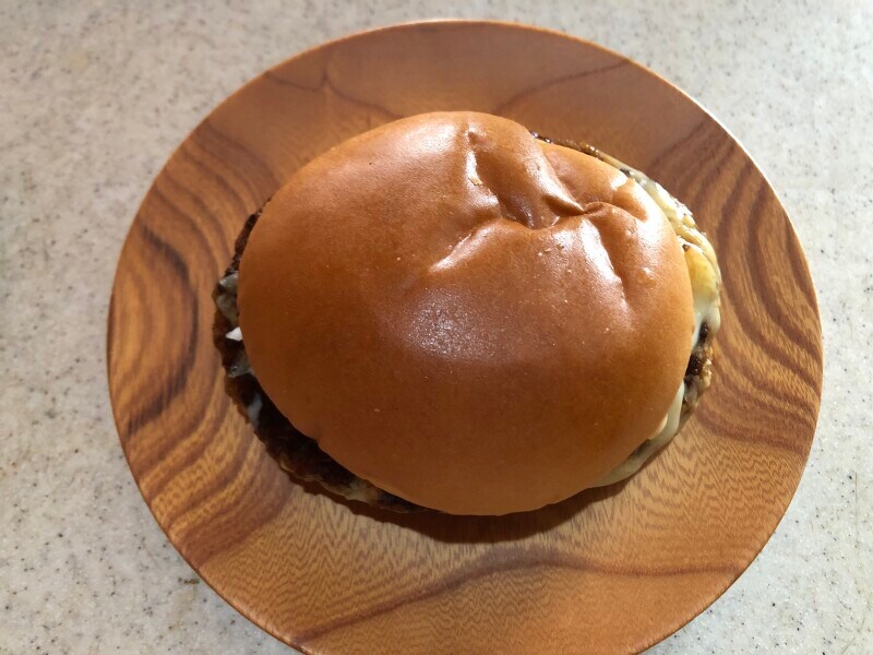 モスバーガーの「とびきりチーズ～北海道産ゴーダチーズ使用～」はハンバーグが大きい