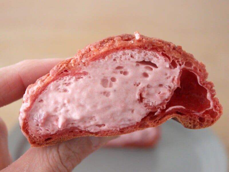 セブンイレブンの「ザクもち食感いちごシュー」