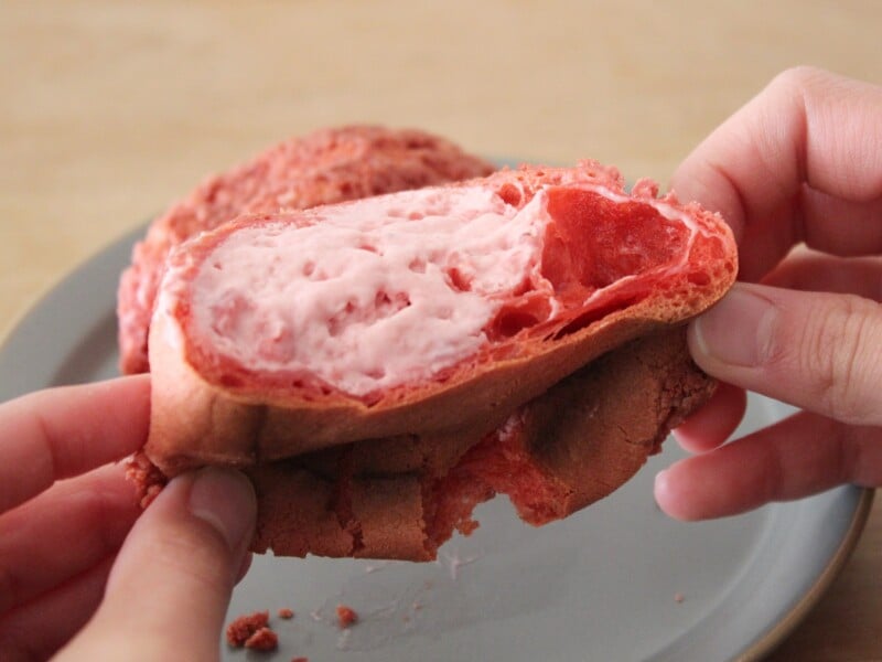 セブンイレブンの「ザクもち食感いちごシュー」
