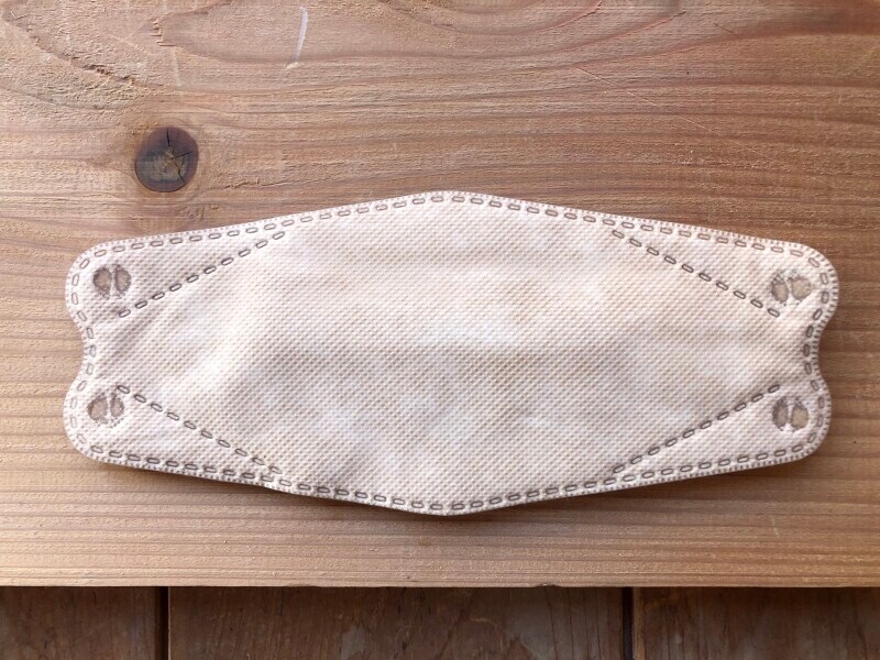 「KIREI ジュエルマスク」はたたまれた状態で入っている