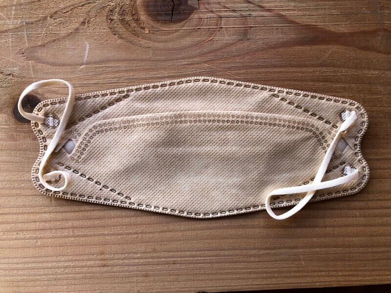 たたまれている「KIREI ジュエルマスク」を開く