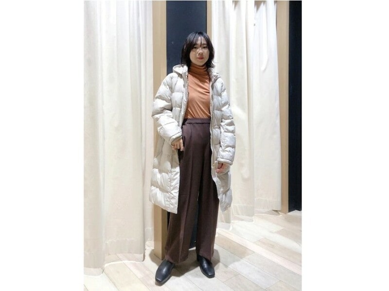 ダウン&太めパンツのコーデは足元をきれいめにまとめるとすっきり見える 出典:WEAR