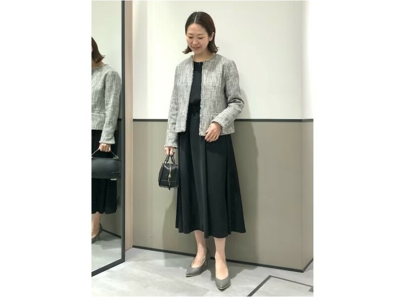 単品でも使える長袖ワンピースにジャケットを羽織って 出典:WEAR