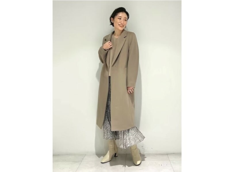 ベージュ系のアウター&ブーツで防寒しつつ春らしさも少し意識を 出典:WEAR