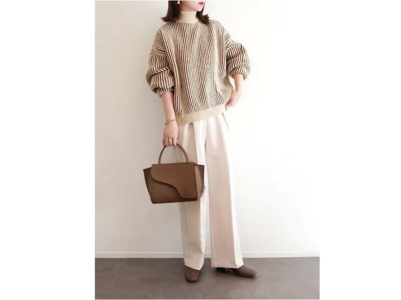 ホワイト系やベージュ系コーデの引き締め役にもぴったりなブラウンブーツ 出典:WEAR