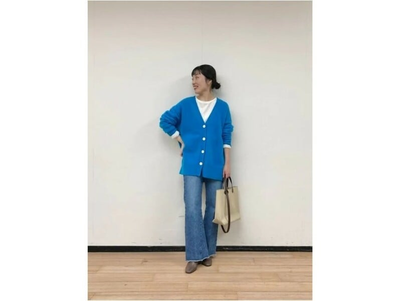 今すぐ着られるカーディガンでカラーを取り入れて　出典：WEAR