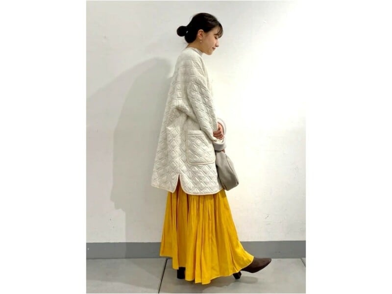 いつものキルティングコートも明るい黄色で春気分に　出典：WEAR