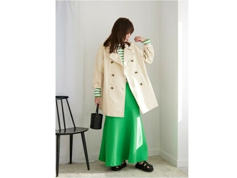 鮮やかなグリーンのボーダーカットソー＆スカートでフレッシュに　出典：WEAR