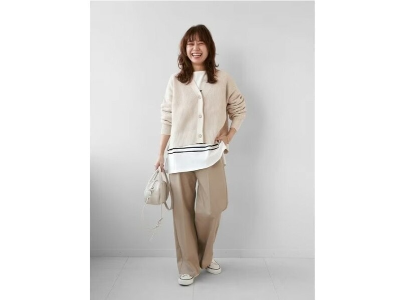 オフホワイト&ベージュで春仕様なワントーンコーデ 出典:WEAR