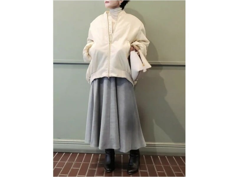 少し後ろが長めのブルゾンなら収まりもよく取り入れやすい　出典：WEAR