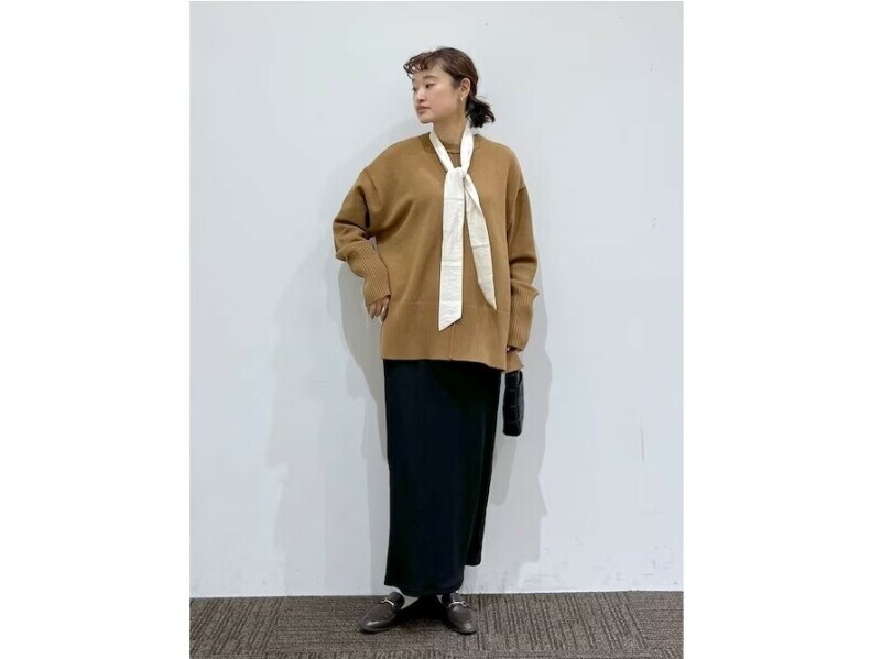 エレガントなイメージのボウタイブラウスは、ニットとの重ね着も楽しめます　出典：WEAR