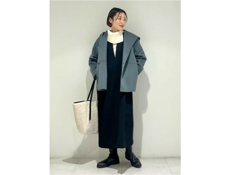 きれいめな着こなしまで自由に楽しめるジャンパースカートは万能　出典：WEAR