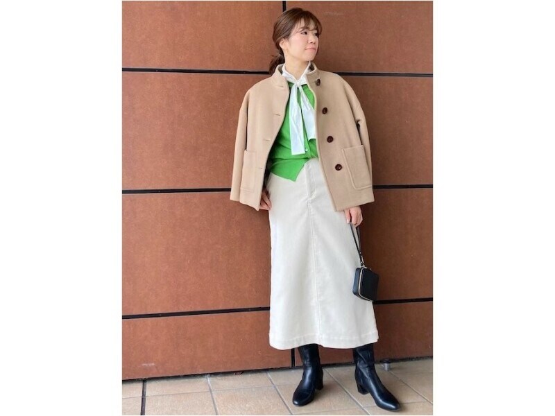 エレガントなイメージのボウタイブラウスは、カーディガン等との重ね着も楽しめます　出典：WEAR