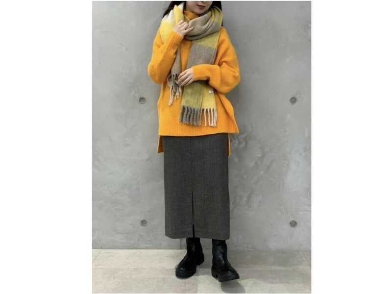 長め丈のスリット入りニットは着ぶくれした印象になりにくくて優秀 出典:WEAR