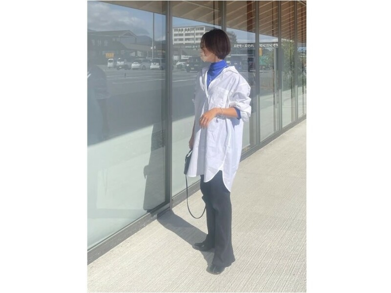 タートルネックニットにゆったりとしたシャツを重ねてシルエットを整えて 出典:WEAR