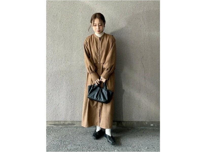 体型カバーもおしゃれも叶い、着こなしの幅が広がるロングシャツワンピース 出典:WEAR