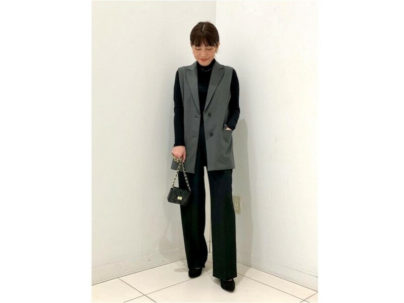 グレーのジレにインナーをブラックで揃えてクールな印象に 出典:StyleHint