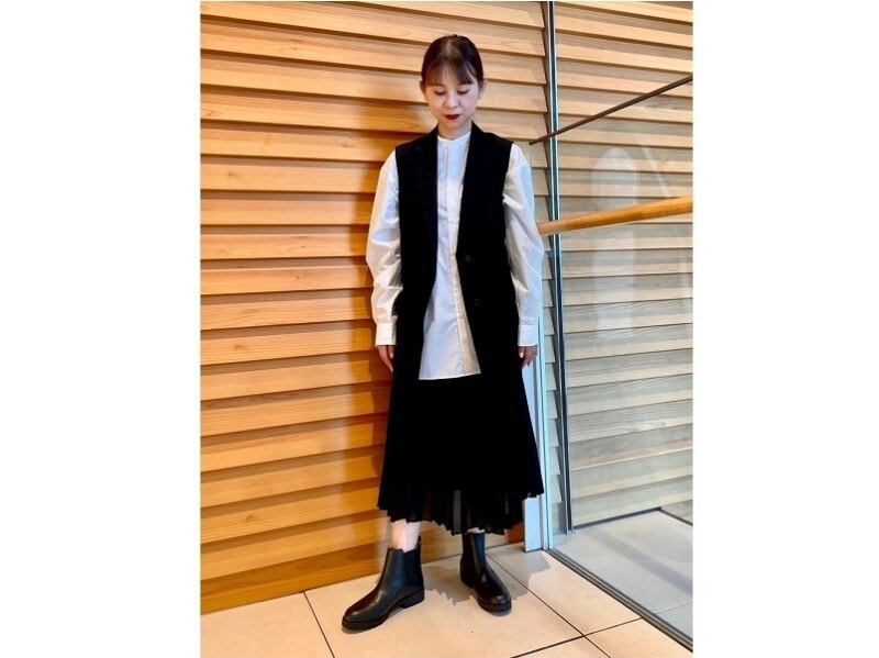 インナーにロングシャツを合わせて、プリーツスカートでも甘くないスタイルに 出典:StyleHint