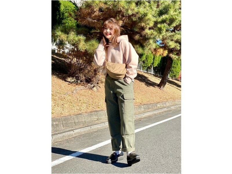 淡いピンクのスウェットと合わせて大人の最旬カジュアルコーデ 出典:StyleHint