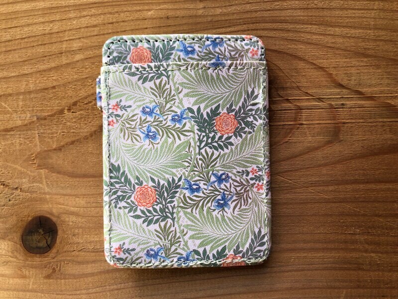 「セリア×ウィリアム・モリス」の「パスケース」は裏側にポケットがある