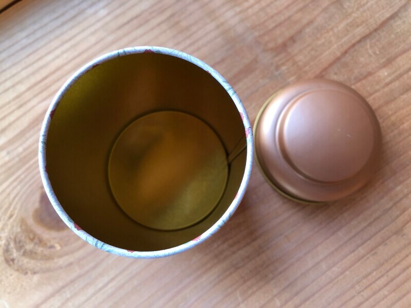 「セリア×ウィリアム・モリス」の「丸缶　紅茶缶」はブリキでできていて、貯金箱にしてもよさそう