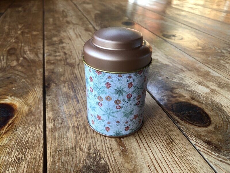 「セリア×ウィリアム・モリス」の「丸缶　紅茶缶」