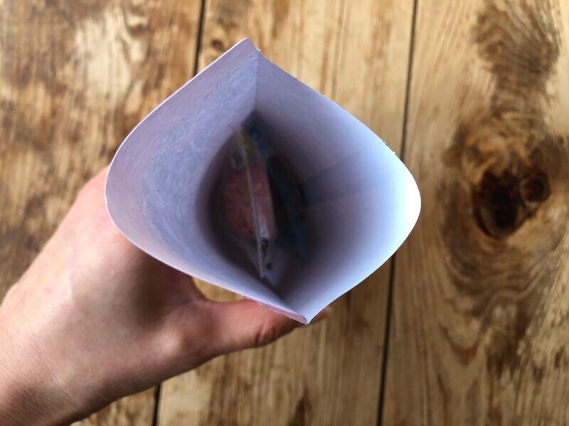 個包装になっているチョコやあめなどを入れてもよさそう