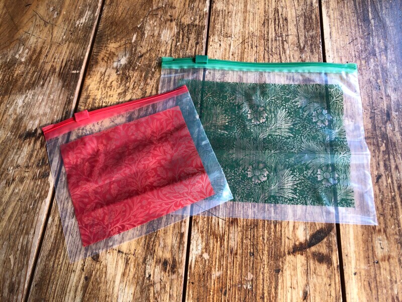 「セリア×ウィリアム・モリス」の「フリーザーバッグ」。左がSサイズ、右がMサイズ