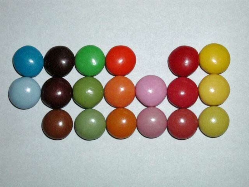 色とりどりの糖衣掛け粒チョコ