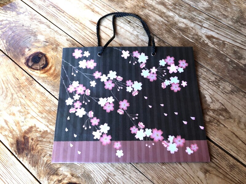 桜の柄が季節を感じさせてくれる「和柄ペーパーバッグ　Lヨコ」