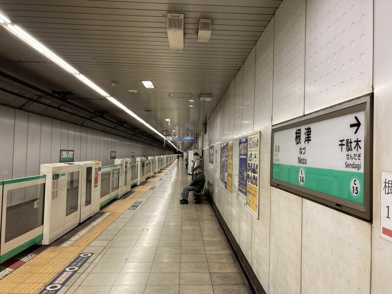 根津駅のホーム