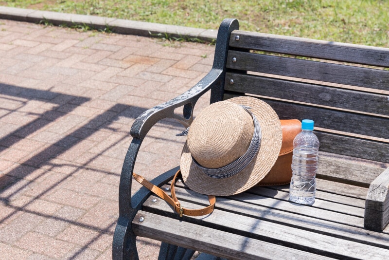 折りたたむことができない麦わら帽子は梱包サイズが大きくなりがち