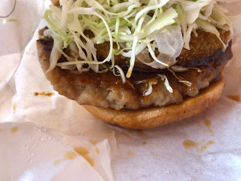 モスバーガーの「とびきりアボカドコロッケ」はハンバーグが大きめ