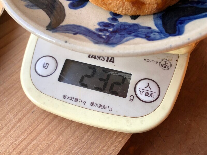 モスバーガーの「とびきりアボカドコロッケ」の重さを測ってみたところ、232gだった