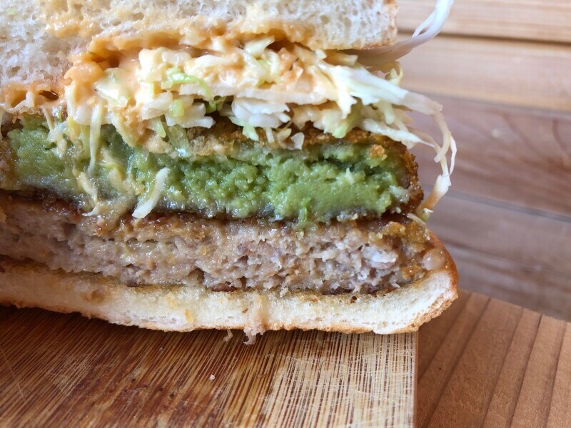 モスバーガーの「とびきりアボカドコロッケ」は時間差でアボガドの味がする