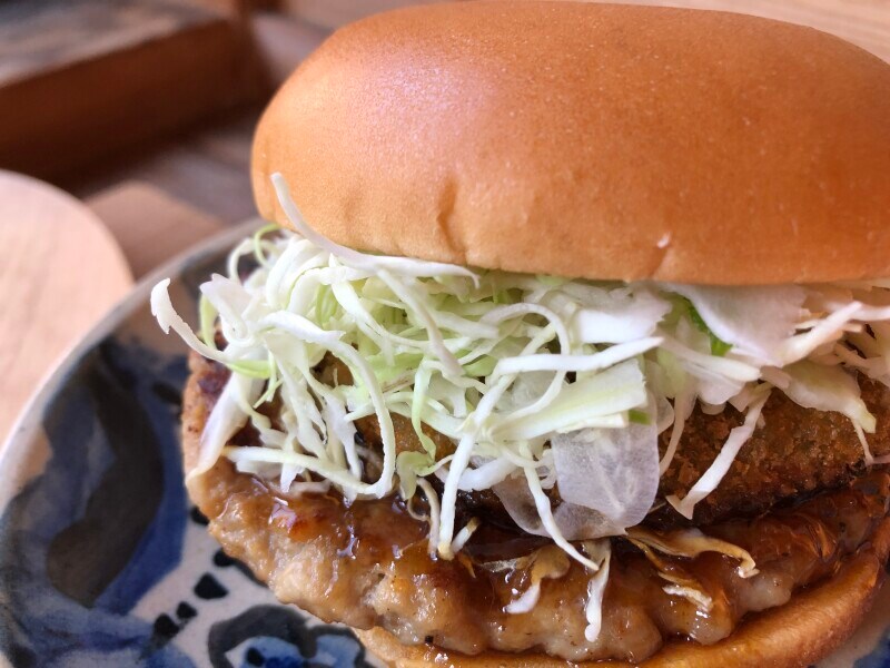 モスバーガーの「とびきりアボカドコロッケ」は千切りキャベツも美味しい