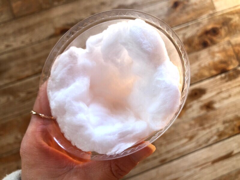 モスバーガーの「まぜるシェイク ヨーグルト風味 with わたがし＜限定 シナモロール カップ＞」のわたがし