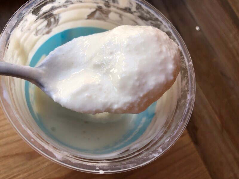 モスバーガーの「まぜるシェイク ヨーグルト風味 with わたがし＜限定 シナモロール カップ＞」にわたがしを混ぜた状態